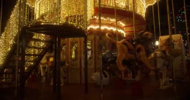 Lunaparktaki aydınlatılmış atlıkarınca geceleri dönüyor. Güzel park eğleniyor..