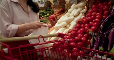 Markette lahana salatası seçen kıdemli kadın..