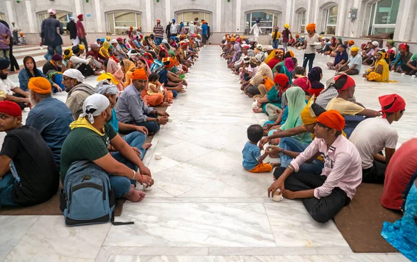 New Delhi September People Sitting Floor Waiting Free Food Gurudwara — Stock Photo, Image