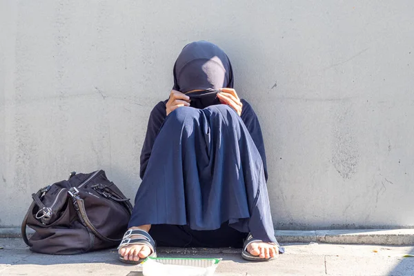 Istanbul Oct Muslim Girl Woman Sitting Street City Muslim Woman Стокове Зображення