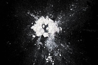  Doğal beyaz un sıçraması, kara tahta üzerindeki toz, üst görünüm doku veya arkaplan olarak