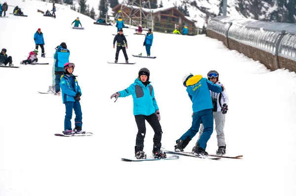 Almaty Feb 2月16日 在阿拉木图附近的Shymbulak或Chimbulak滑雪胜地 人们与教练一起滑雪板 哈萨克斯坦2023年 — 图库照片