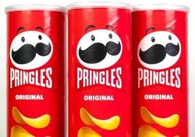05 Mart 'ta Varşova' da bir rafta Pringles logosu olan kırmızı uzun tüpler. Polonya 'da 2023. Pringles, Amerikan markası olan istiflenebilir patates cipsidir.. 