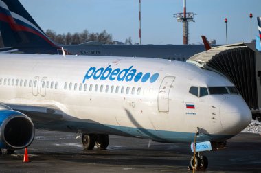 ST.PETERSBURG - MAR 09: 09 Mart 'ta Pulkovo havaalanında Pobeda havayolu logotype, Boeing 737-800. Rusya 'da 2023