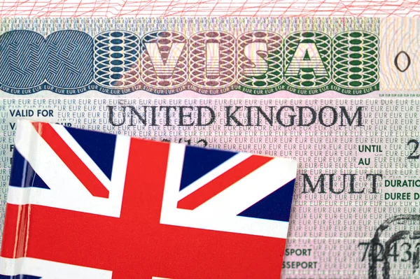 Крупный План Визы Великобритании Паспорте Флагом Великобритании Концептуальная Политическая Картина — стоковое фото