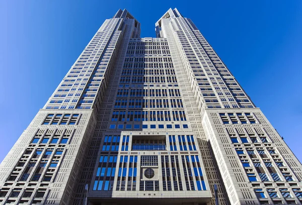 Tokyo Metropolitan Government Building Mit Blauem Himmel Warmen Sonnigen Tagen lizenzfreie Stockfotos