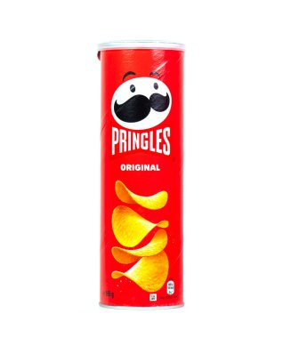 Pringles logosu olan kırmızı uzun tüp, orijinal tat 05 Mart 'ta Varşova' da beyaz üzerine izole edilmiş. Polonya 'da 2023. Pringles, Amerikan markası olan istiflenebilir patates cipsidir..