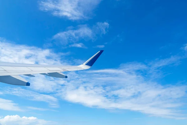 Vue Sur Aile Avion Ciel Bleu Travers Une Fenêtre Espace — Photo