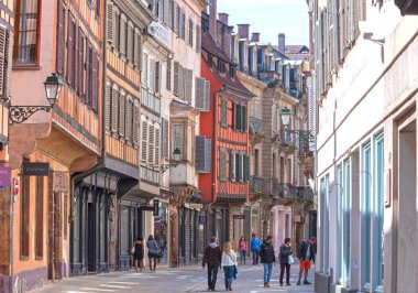 STRASBOURG - 29 Nisan: 29 Nisan 'da Strasbourg' un eski tarihi bölümünde geleneksel mimari, dükkanlar ve kafelerle yürüyen insanlar. Fransa 'da 2018