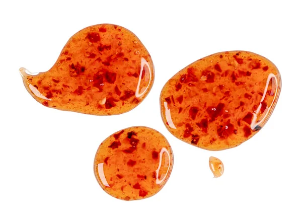 Krople Kwaśnego Sosu Słodkiego Kawałkami Papryki Chili Izolowane Białym Widok — Zdjęcie stockowe