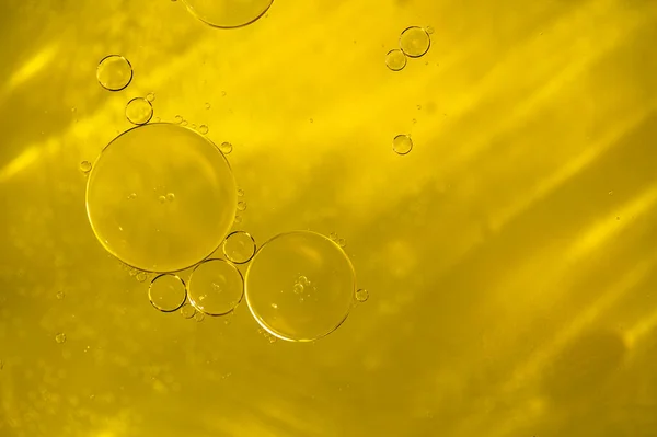 Primer Plano Del Aceite Oro Líquido Suero Con Burbujas Como Fotos de stock libres de derechos