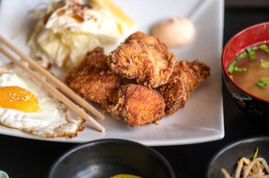 Geleneksel Japon yağda kızartılmış tavuk yağında Japonya 'da bir kafede tabakta.