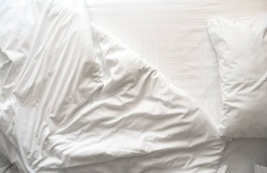 Dağınık, buruşuk çarşaf, yastıklı çarşaf ve battaniye. Sabahları otel odasında.