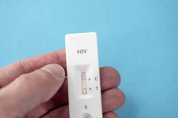 Pessoa Segurando Teste Hiv Express Com Resultado Positivo Imagens Royalty-Free