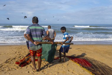 GOA INDIA SEPT 25: Hintli balıkçılar 25 Eylül sabahı balık yakalıyor ve ağları çekiyor. Hindistan 'da 2022