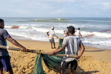 GOA INDIA SEPT 25: Hintli balıkçılar 25 Eylül sabahı balık yakalıyor ve ağları çekiyor. Hindistan 'da 2022