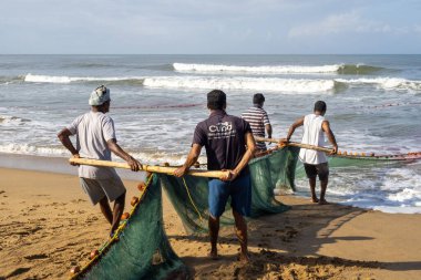 GOA INDIA SEPT 25: Hintli balıkçılar 25 Eylül sabahı balık yakalıyor ve ağları çekiyor. Hindistan 'da 2022