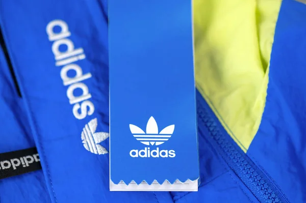Berlin Aug Jaket Olahraga Dan Label Biru Dengan Adidas Logotype — Stok Foto