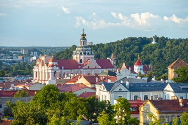Vilnius ve St. Casimir Kilisesi 'nin panoramik yaz manzarası