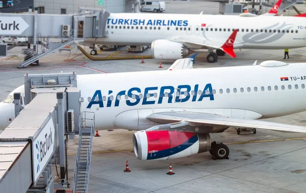Istanbul Enero Avión Con Logotipo Air Serbia Superficie Antes Del Fotos de stock libres de derechos