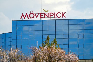 27 Mart 'ta Semerkand' daki Movenpick Oteli 'nin ön yüzü ve logosu. Özbekistan 'da 2024. 