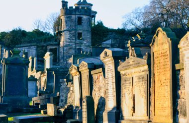 EDINBURGH - 28 Aralık 'ta Edinburgh' daki Old Calton Mezarlığı 'nda mezarlar ve mezarlar. İskoçya 'da 2023