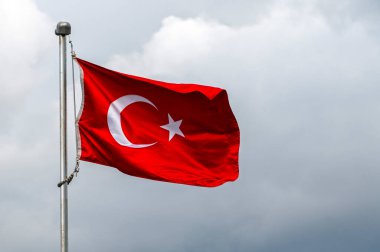 Türkiye 'nin ulusal bayrağı, resmi Türk bayrağı İstanbul' da bulutlu gökyüzüne karşı