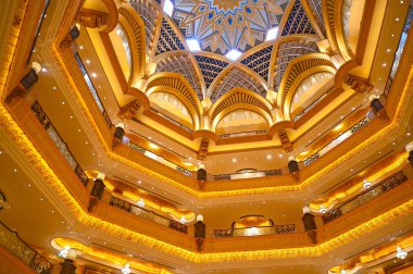 ABU DHABI - 30 Mart 'ta Abu Dabi' deki lobi alanının üzerinde Kubbe ile birlikte Mandarin Oriental Otel 'in içi. BAE 'de 2024
