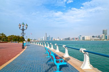 Abu Dabi 'nin deniz manzarası, Corniche setinden gökdelenler.