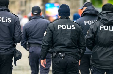 Türkiye 'de İstanbul' da sokağa çıkan bir grup Türk polis memuru