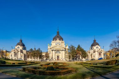 15 Ocak 'ta Budapeşte' de Szechenyi termal banyosu cephesi. 2023 Hungar 'da.