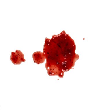 Sıvı nokta, damlalar ve tatlı kırmızı böğürtlen reçeli lekeleri, beyaza izole edilmiş sos, üst görünüm.