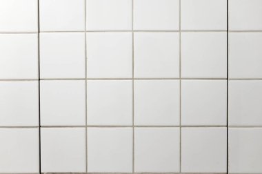 Banyo duvarındaki beyaz kare fayanslar doku ya da arkaplan olarak