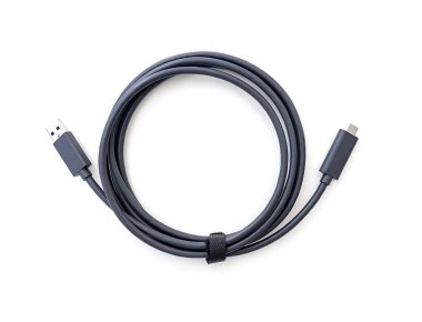 Standart USB ve USB-C Tip-C eklentileri beyaz üzerine izole edilmiş bükülmüş kablo