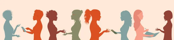 Silhouette Groupe Femmes Multiethniques Qui Parlent Partagent Des Idées Des — Image vectorielle