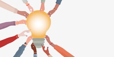 Kavram problemi çözme. Bir ampul tutan çeşitli ve çok ırklı insanların elleri. Yenilikçi fikir metaforu. Sancak kopyalama alanı. Takım çalışması. Meslektaşlar arasında anlaşmalar ve iş