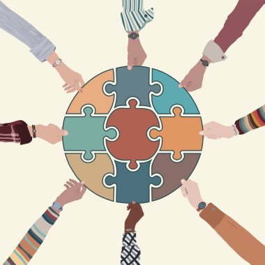 Problem çözme konsepti. İş kadınlarının ve erkeklerin elleri birbirine kenetlenmiş bulmacanın bir parçasını tutarak bir çember oluşturuyor. Metafor. Strateji kavramı. Yapboz parçalarını birleştirmek. Eşleşme. Meslektaşlar