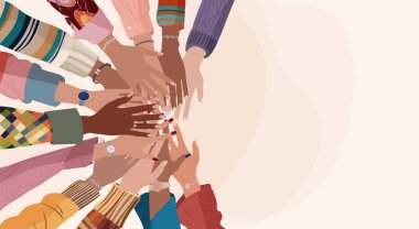 Eller bir grup çok kültürlü kadın çemberine istiflenmiş. Çeşitlilik - kapsama - eşitlik - kız gücü ya da güçlendirme konsepti. Uluslararası Kadınlar Günü. Sancak kopyalama alanı