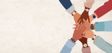 Çeşitli iş adamlarının üst düzey görüşü, elleri üst üste dizilmiş birlik takım çalışması ve başlangıç işbirliği gösteriyor