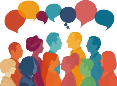 Siluet, çok kültürlü insanların konuştuğu bir grubun yüzlerine bakıyor. Konuşma balonu. İnsanlar arasındaki iletişim