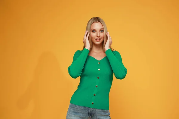 Hermosa Chica Rubia Suéter Verde Jeans Sobre Fondo Amarillo Estudio —  Fotos de Stock