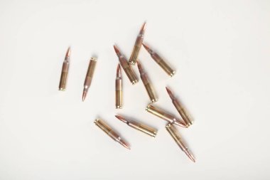 Beyaz arka planda AR15 mermileri. 223 rem. 5.56 NATO