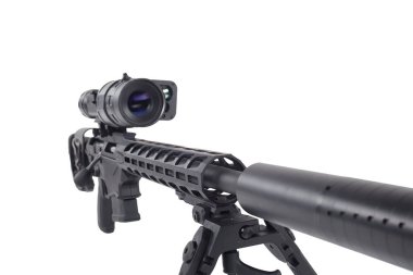 Susturuculu siyah tüfek hareketi. Bipodlarda. Daha hafif bir el feneriyle