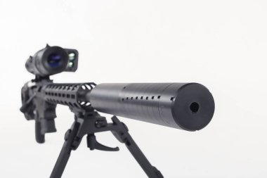 Susturuculu siyah tüfek hareketi. Bipodlarda. Daha hafif bir el feneriyle