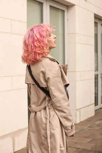 Zdjęcie Portretowe Stylowej Dziewczyny Różowymi Włosami Beżowe Odcienie Trendy Wiosny — Zdjęcie stockowe