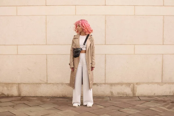 Portrét Natáčení Stylové Dívky Růžovými Vlasy Béžové Odstíny Trendy Jara — Stock fotografie