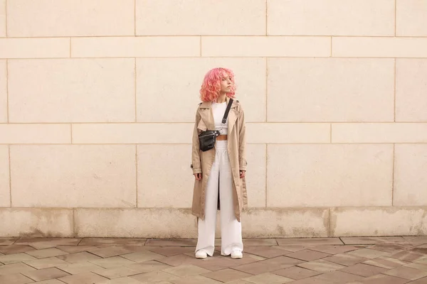 Portrait Shooting Eines Stilvollen Mädchens Mit Rosa Haaren Beigetöne Trends — Stockfoto