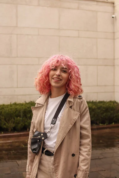 Портретная Съемка Стильной Девушки Розовыми Волосами Бежевые Очки Тенденции Весны — стоковое фото
