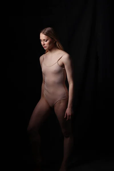 Balerina Beżowym Body Mroczne Tło Rzeźbione Piękne Kobiece Ciało Utrata — Zdjęcie stockowe