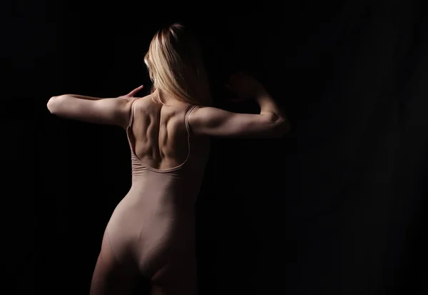 Bailarina Body Beige Fondo Oscuro Esculpido Hermoso Cuerpo Femenino Pose —  Fotos de Stock